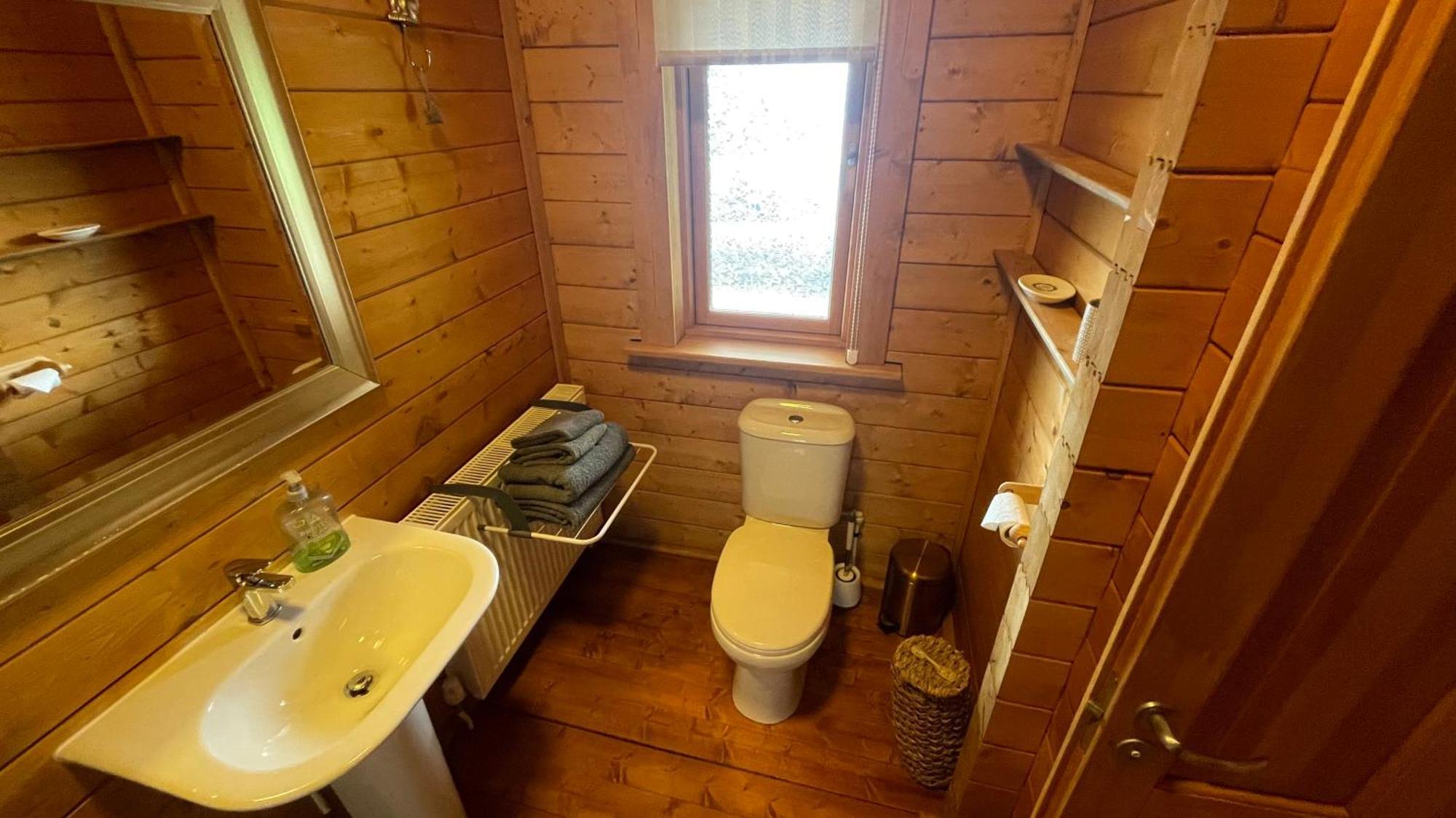 Blossom Cabin - Little Log Cabin In Wales Newtown  Eksteriør billede