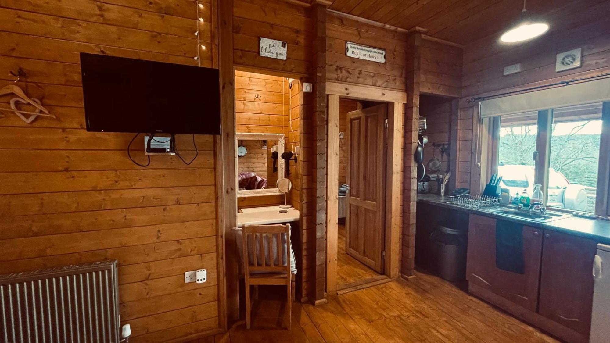Blossom Cabin - Little Log Cabin In Wales Newtown  Eksteriør billede